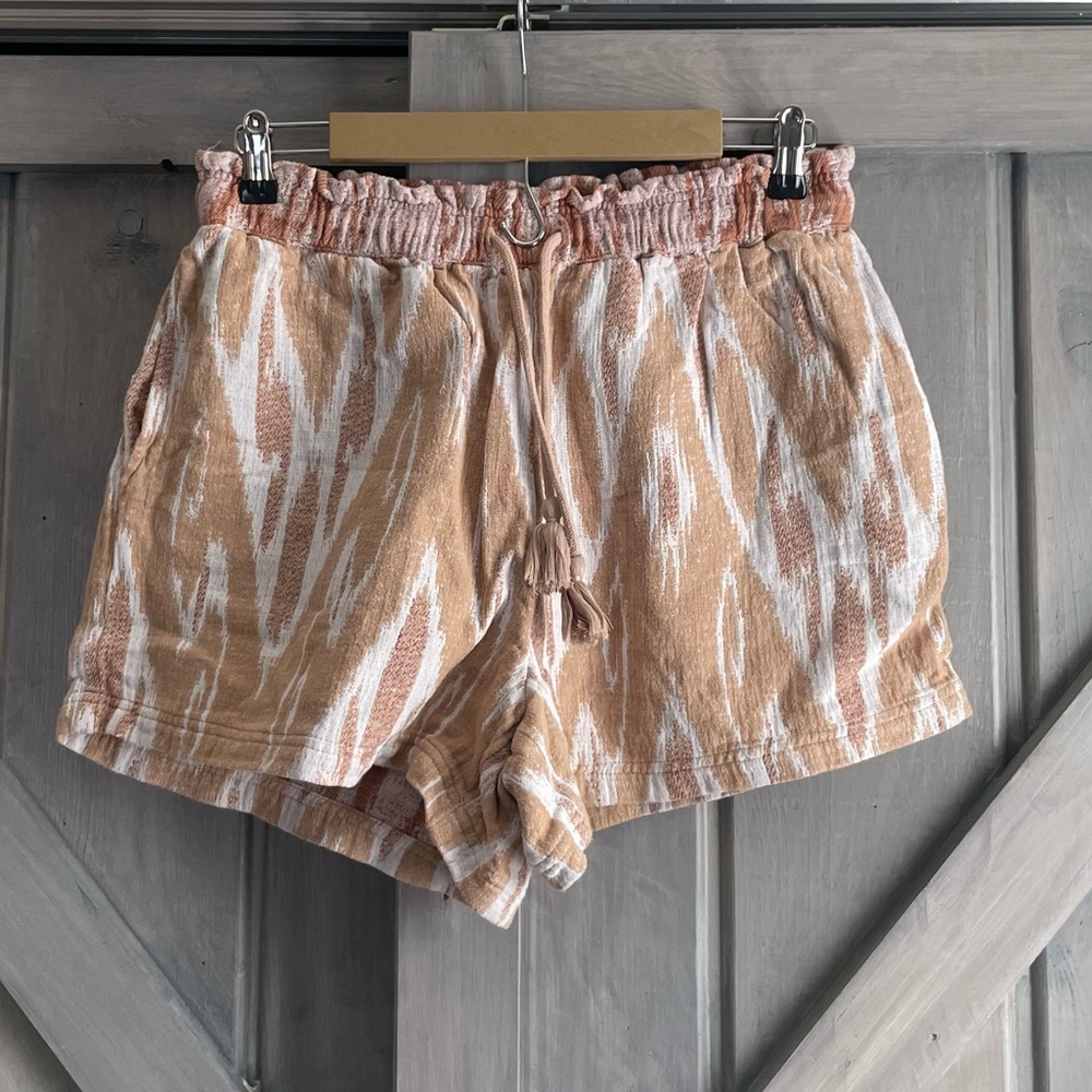 Aerie Peach and White Patterned Shorts